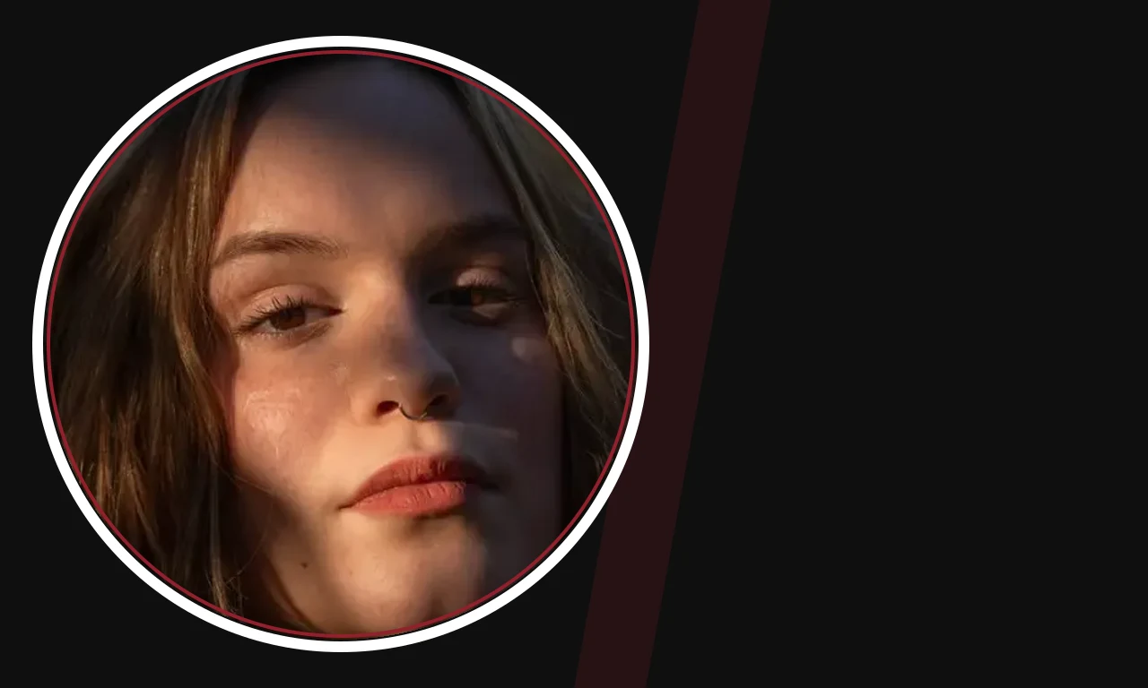 Bella Thornton portrait on dark background